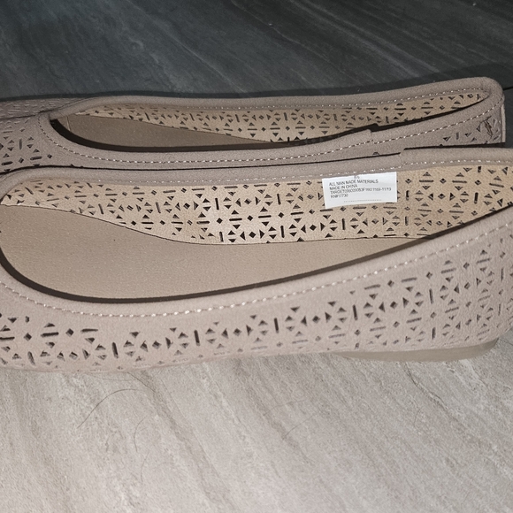Universal Thread ballet flats. 8 1/2 - Picture 2 of 3